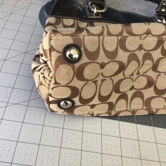Coach Penelope Brown Black and Tan Signature Shoulder Magnetic Snap Shoulder Bag - Picture 8 of 11